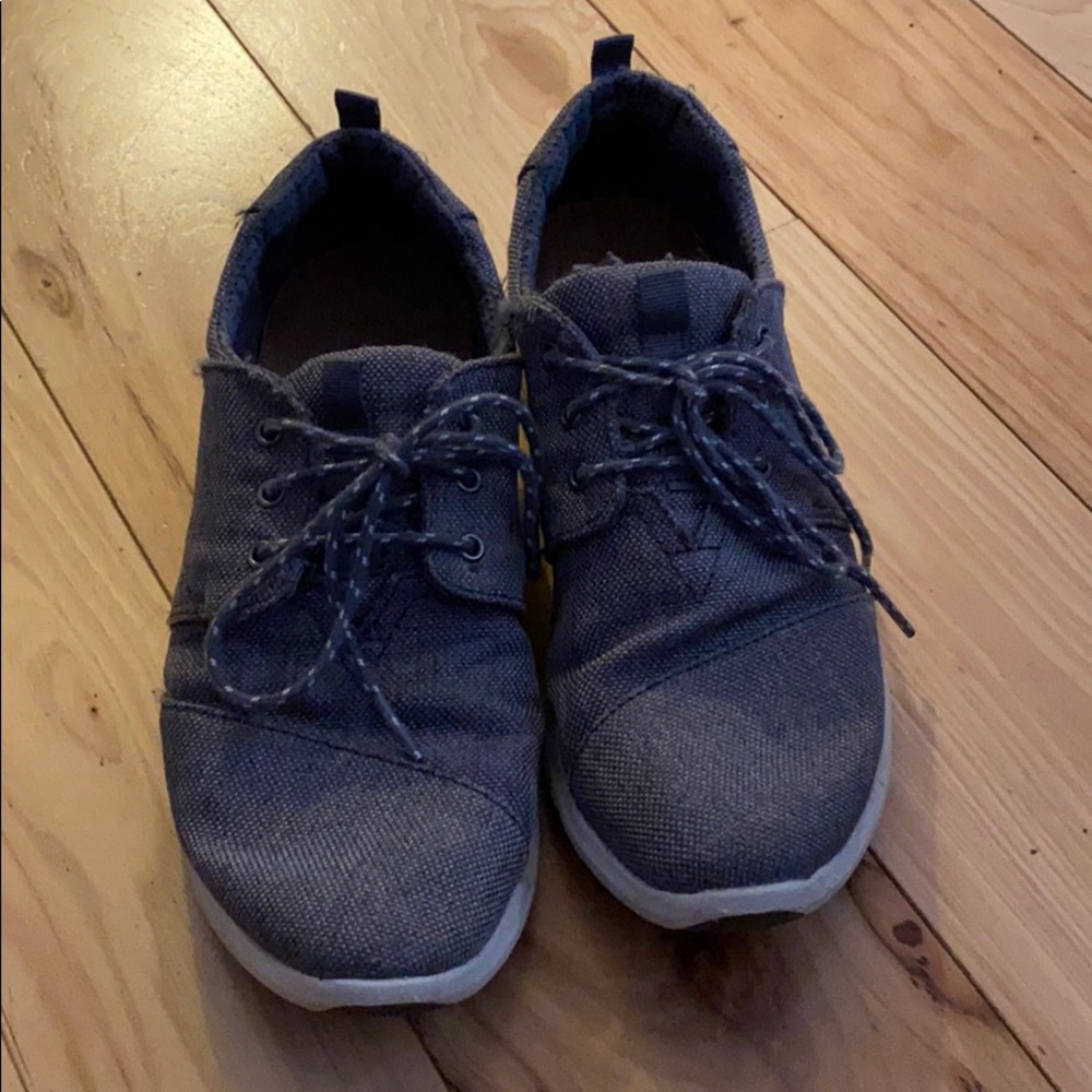 Tom’s sneaker
